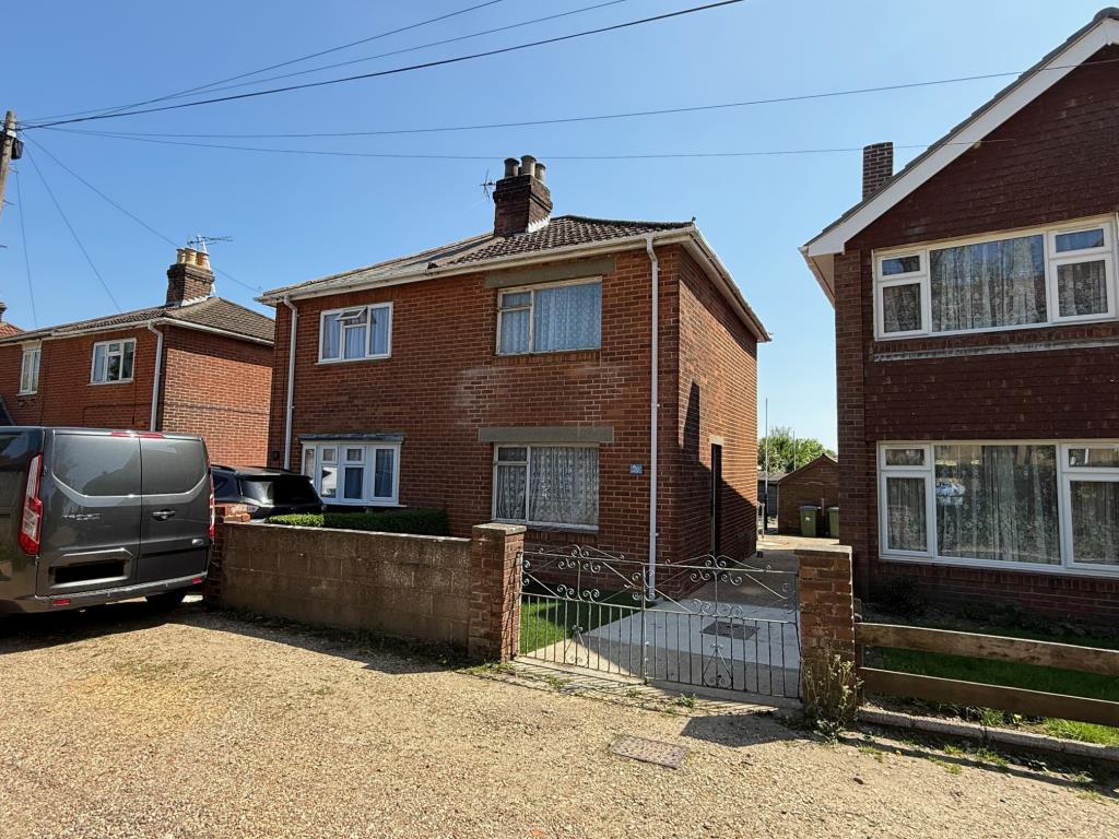 Lot: 146 - HOUSE FOR IMPROVEMENT - View from the road of house for improvement